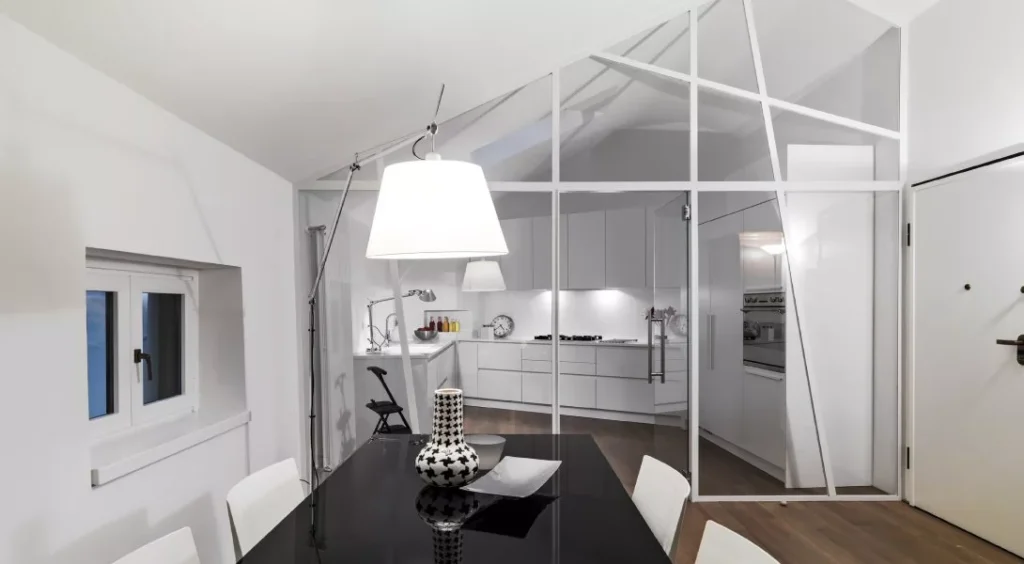 salon-verre-deco-minimaliste-cote-verre